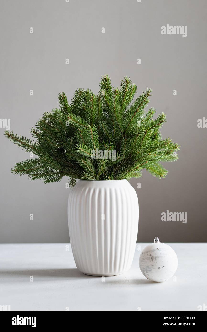 Albero di Natale creativo e minimalista realizzato con rami di abete Foto Stock