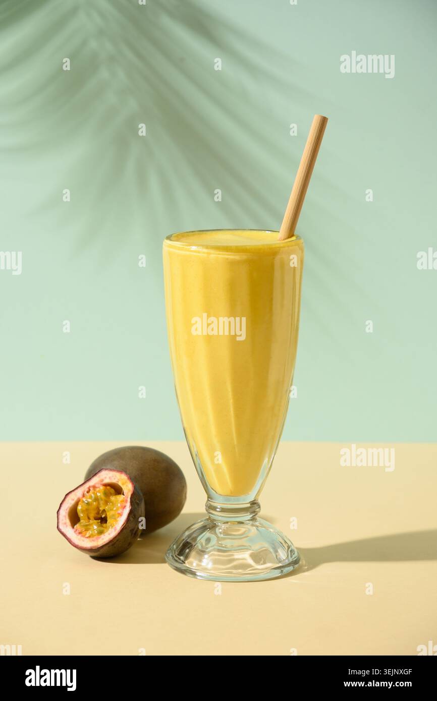 Mango indiano o lassi curcuma su sfondo blu Foto Stock