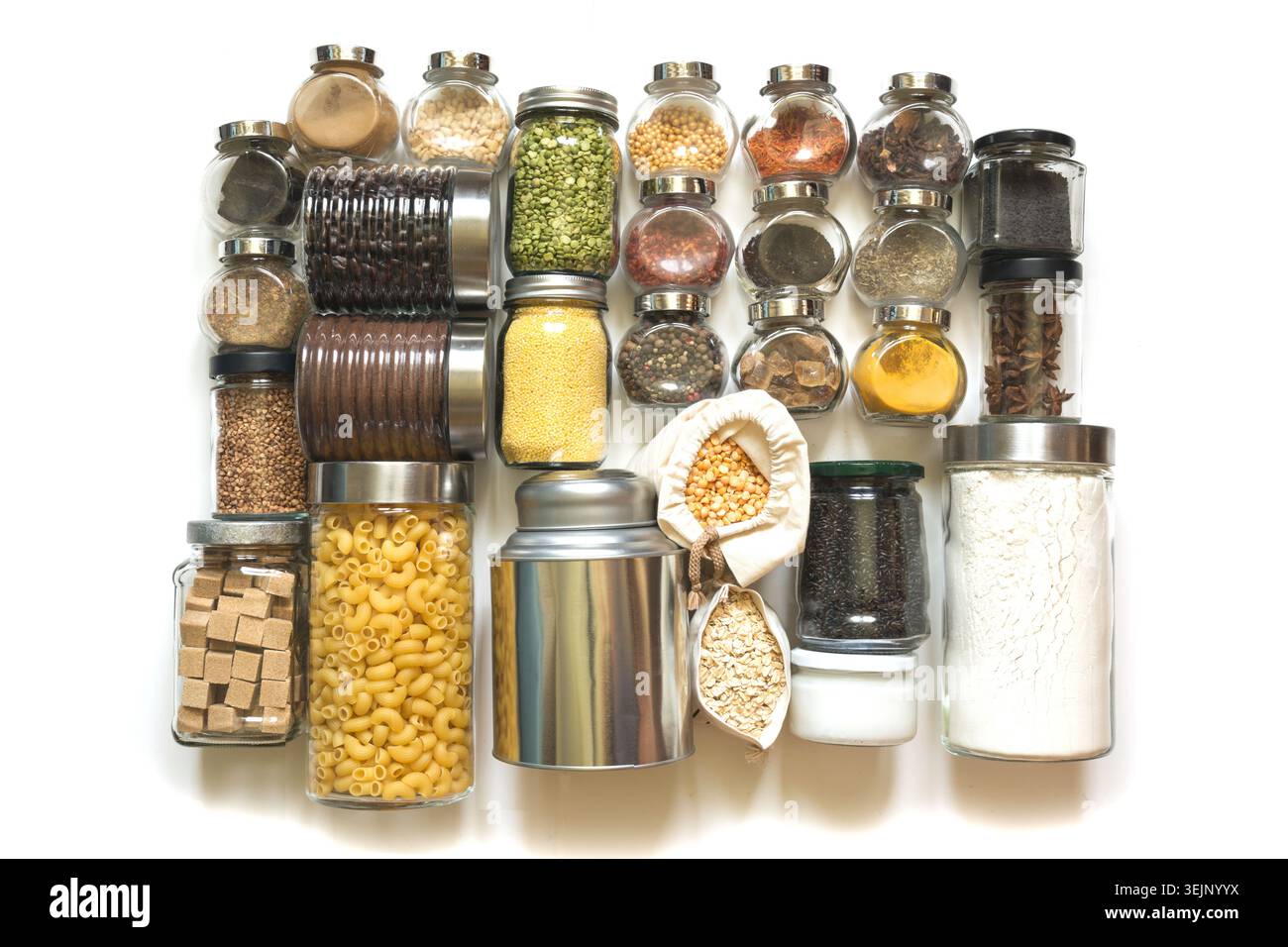 Assortimento di spezie fatte in casa, cereali, caffè, pasta, farina, zucchero sul tavolo bianco. Riporre e conservare in un recipiente di vetro. Foto Stock
