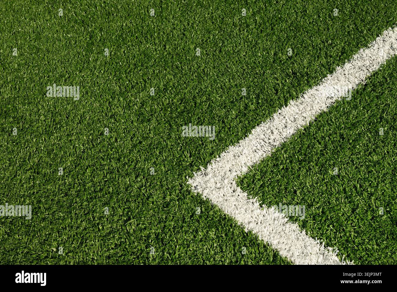 Erba verde artificiale con striscia bianca del campo da calcio. Foto Stock