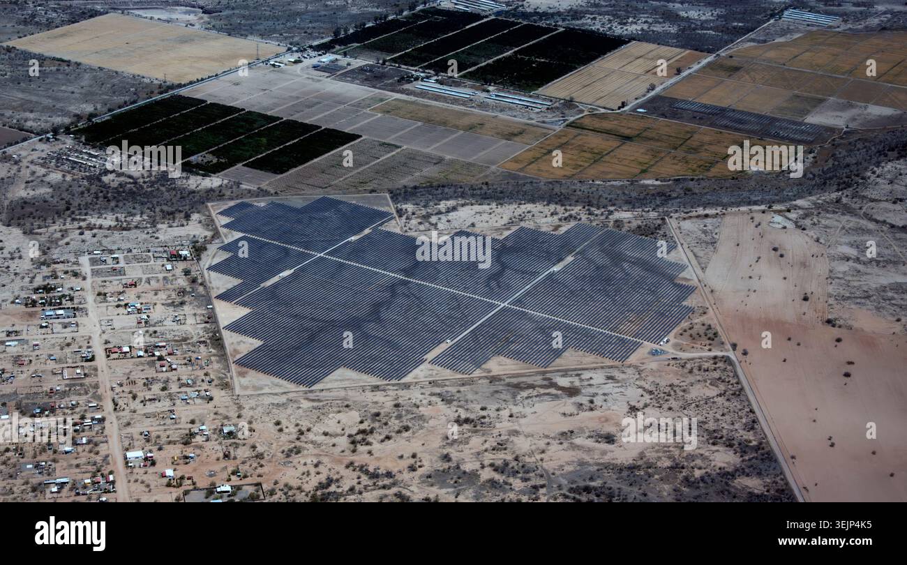 Vista aerea di una grande azienda agricola a energia solare con pannelli fotovoltaici e infrastrutture di energia rinnovabile Foto Stock