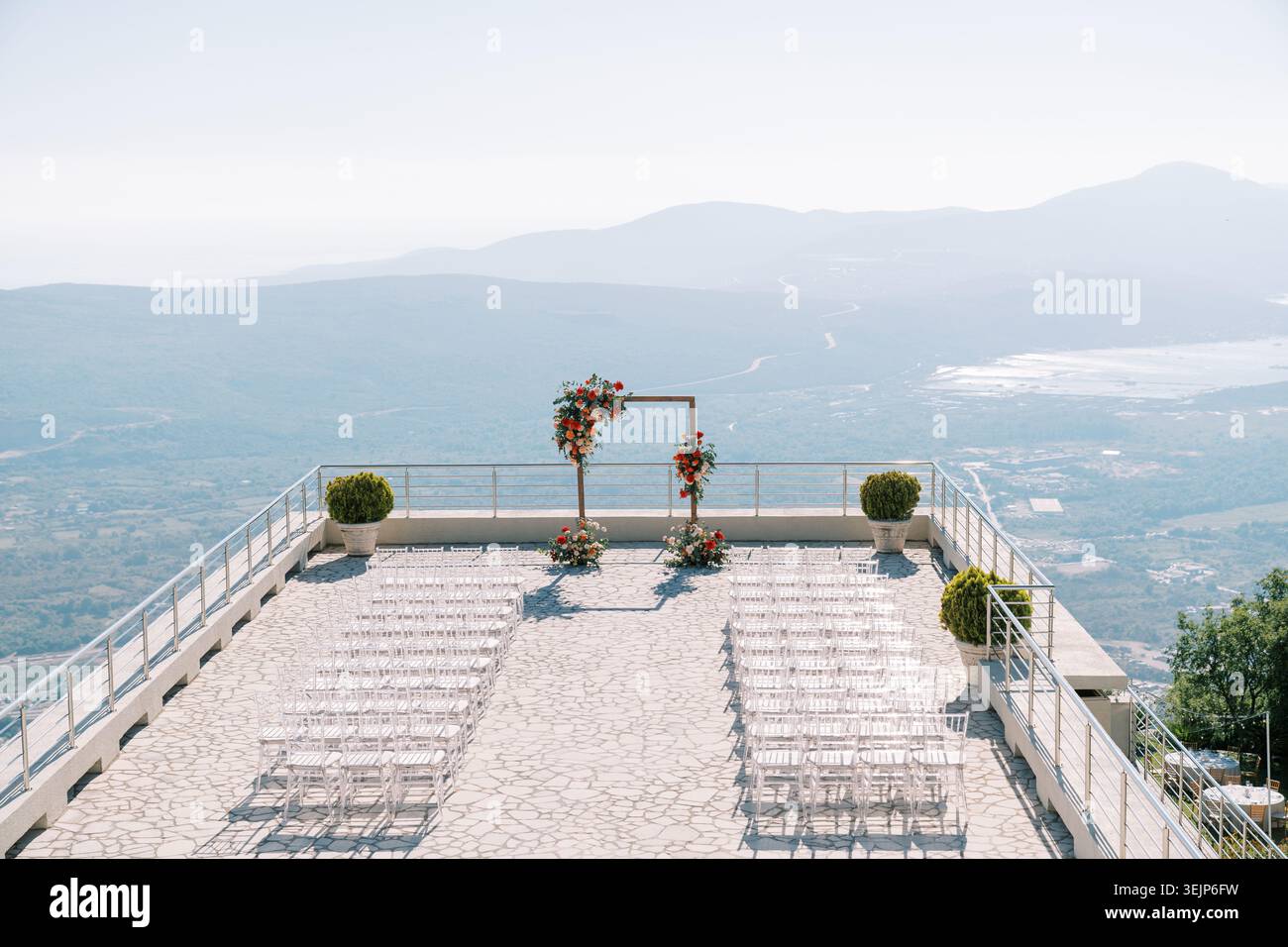 Idilliaco ambiente per cerimonie sul mare caratterizzato da allestimenti eleganti e dintorni panoramici Foto Stock