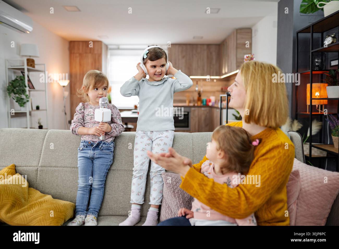 La madre e le sue tre figlie hanno una festa karaoke Foto Stock