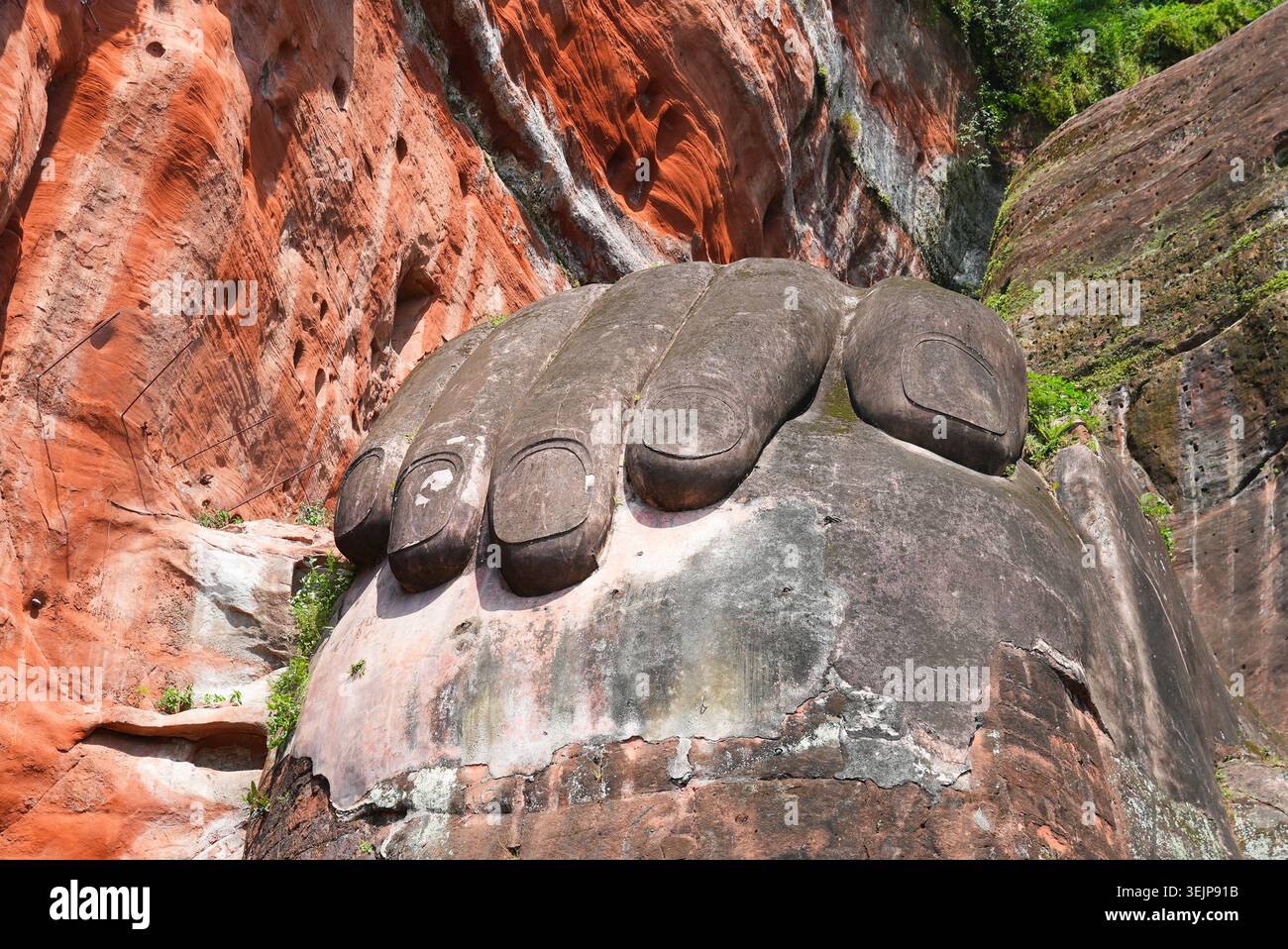 Monumentale mano e dita in pietra del Buddha gigante di Leshan scolpite in una parete di roccia rossa a Sichuan, Cina Foto Stock