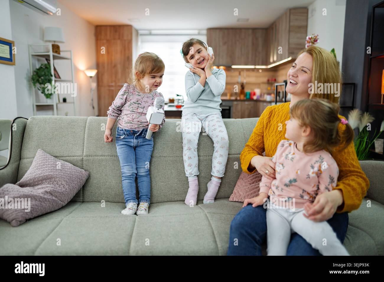 La madre e le sue tre figlie hanno una festa karaoke Foto Stock
