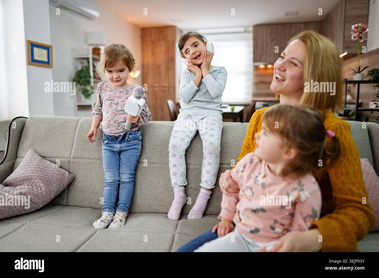 La madre e le sue tre figlie hanno una festa karaoke Foto Stock