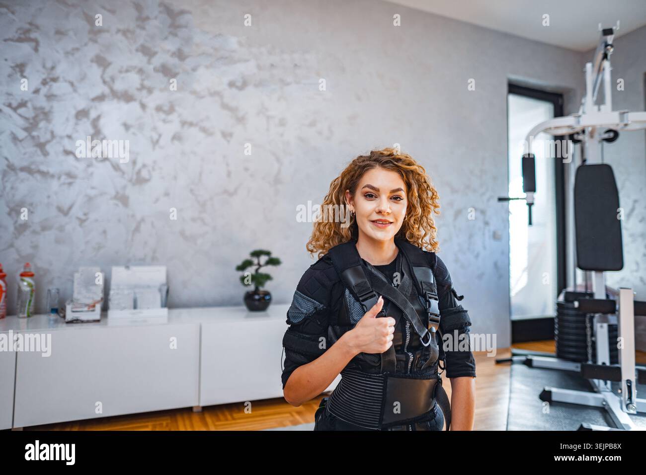 Appassionato di fitness che condivide il suo percorso di allenamento EMS Foto Stock