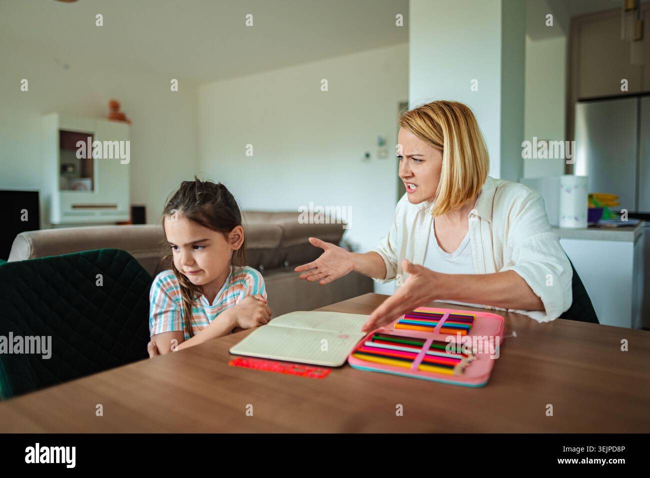 Mamma e figlia condividono un momento di tensione in cucina Foto Stock