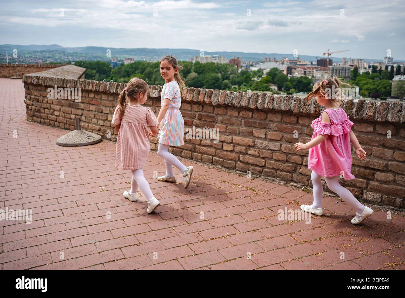 Bambini che esplorano i terreni della fortezza di Petrovaradin Foto Stock