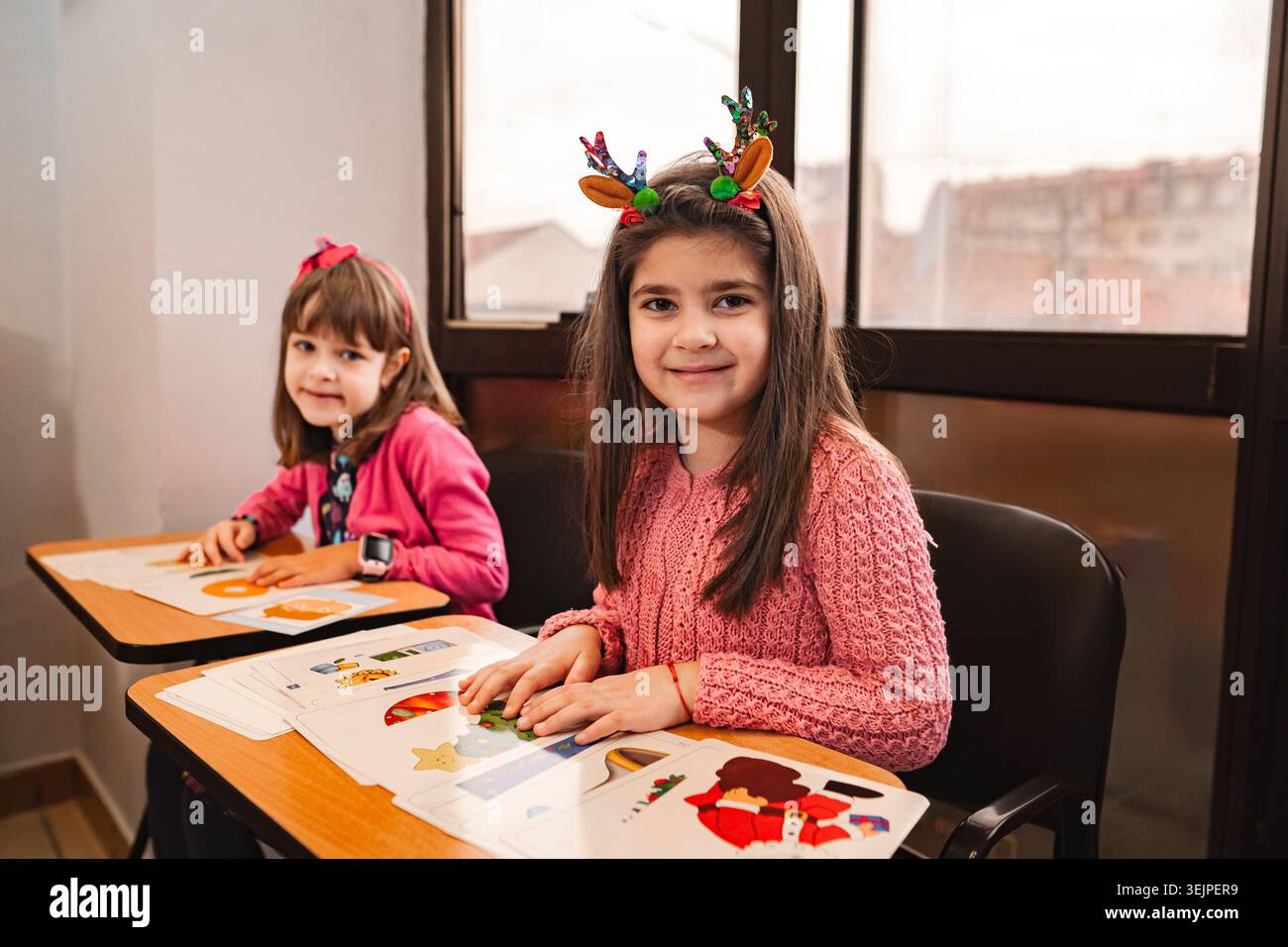 Due studentesse elementari insieme alla scuola di lingue Foto Stock