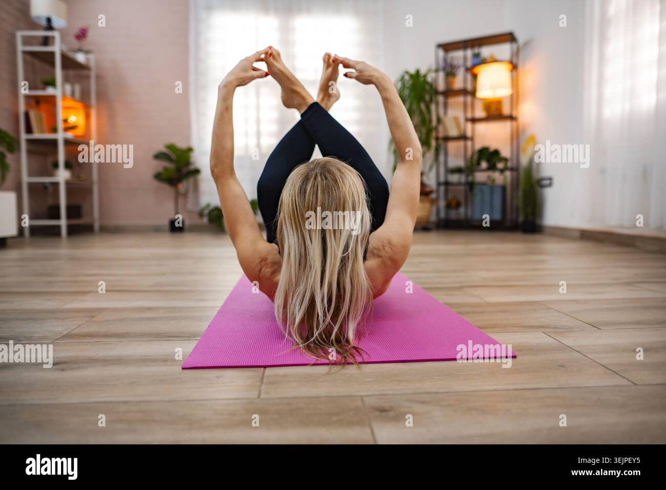 Trovare l'equilibrio in una serena pratica yoga a casa Foto Stock
