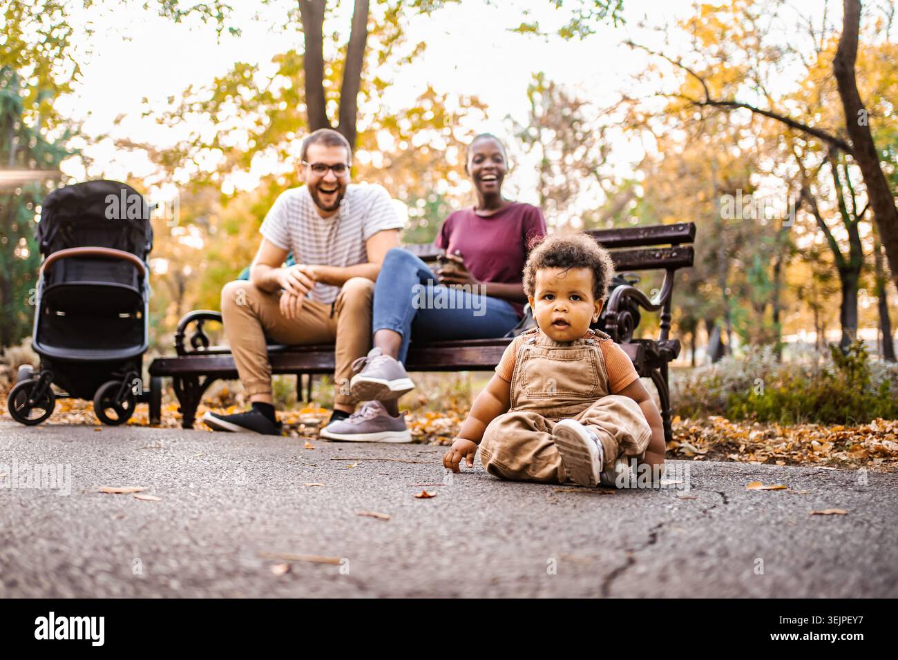 Coppia mista con loro figlio nel parco Foto Stock