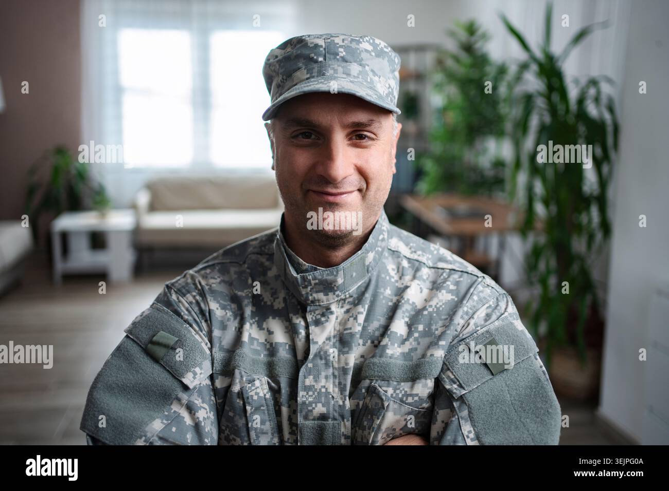 Ritratto di un soldato veterano americano sorridente in piedi a casa Foto Stock