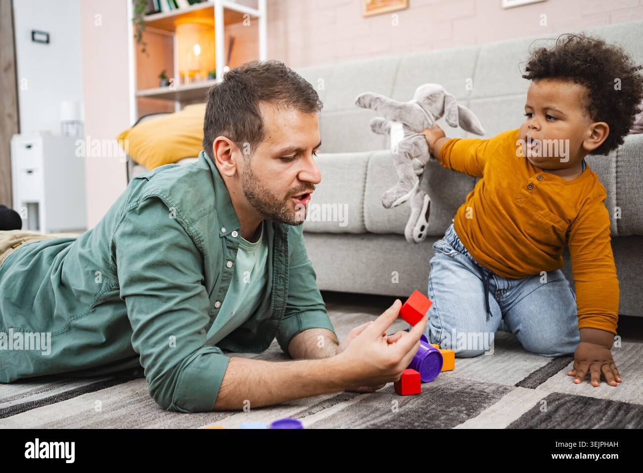 Divertimento per tutta la famiglia con blocchi colorati Foto Stock