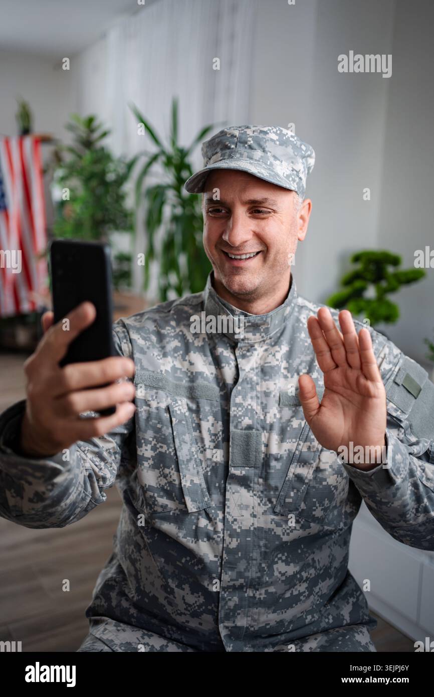 Soldato americano che fa una videochiamata con la sua famiglia Foto Stock