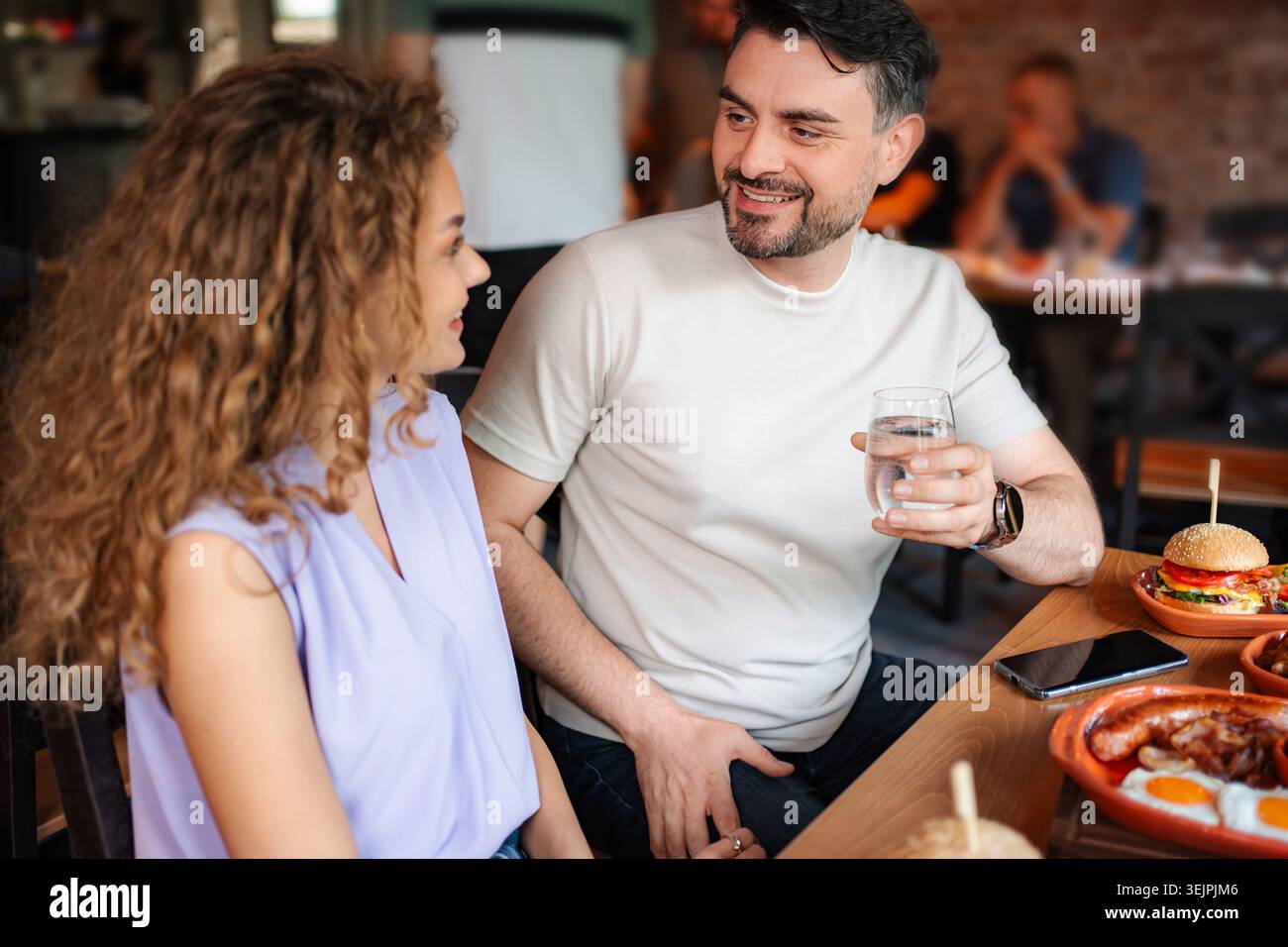 Giovane coppia amorevole che pranza insieme in un ristorante Foto Stock