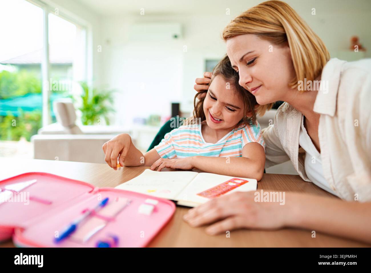 Madre e figlia si divertono a divertirsi insieme Foto Stock