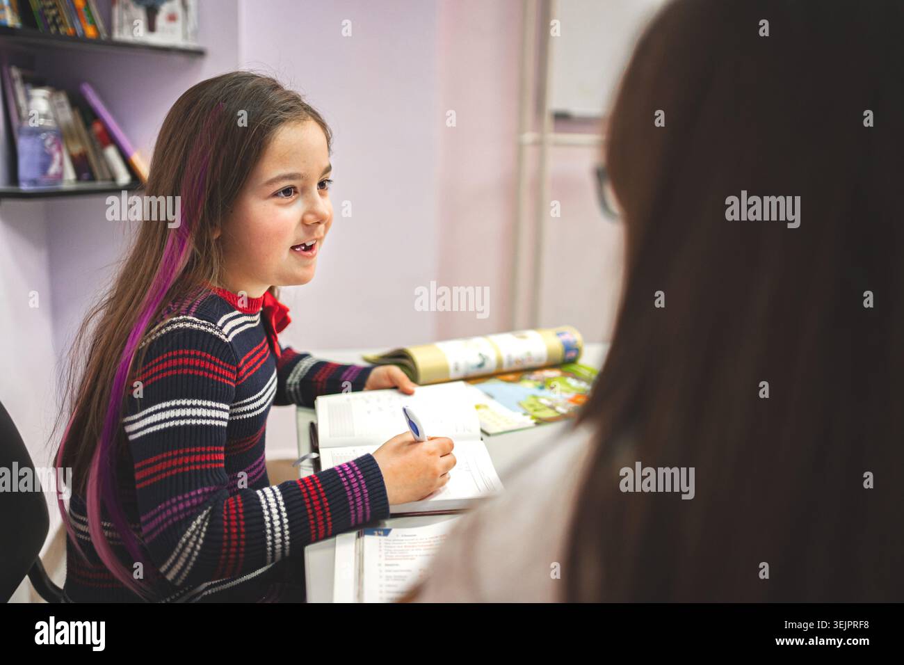 Due studentesse che imparano insieme a un corso di lingue Foto Stock