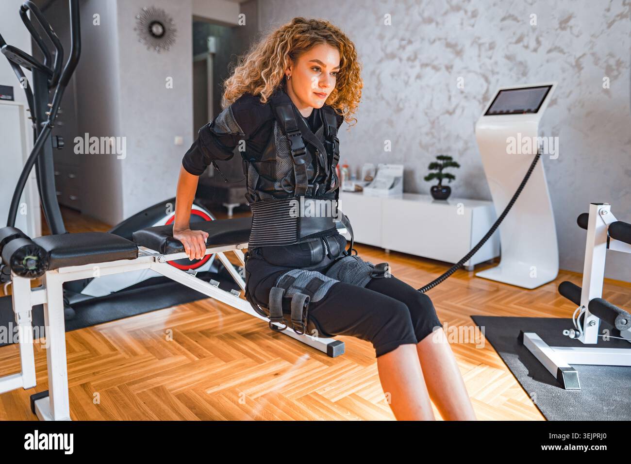 Donna che usa esercizi innovativi per tonificare il corpo Foto Stock
