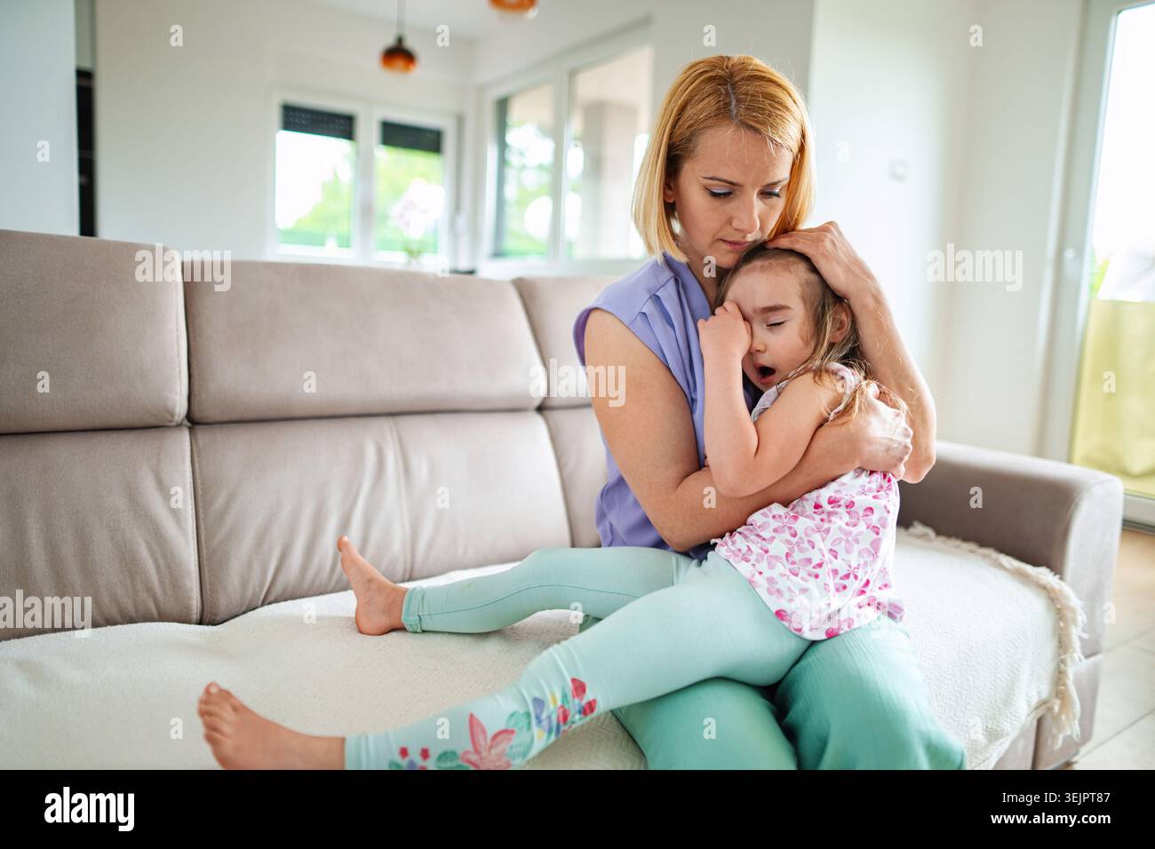 Abbracciate l'amore e il comfort in un accogliente soggiorno Foto Stock