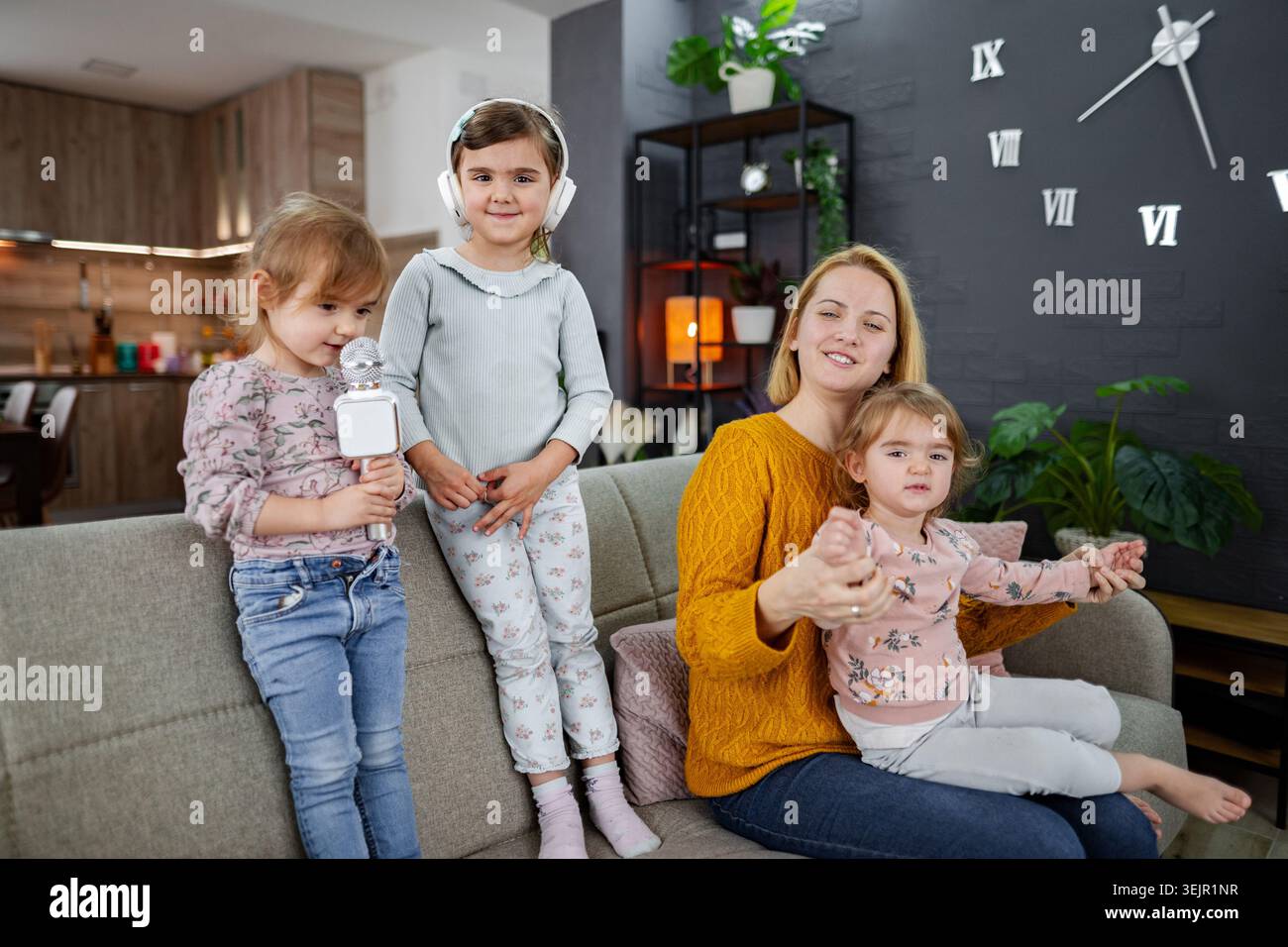 La madre e le sue tre figlie hanno una festa karaoke Foto Stock