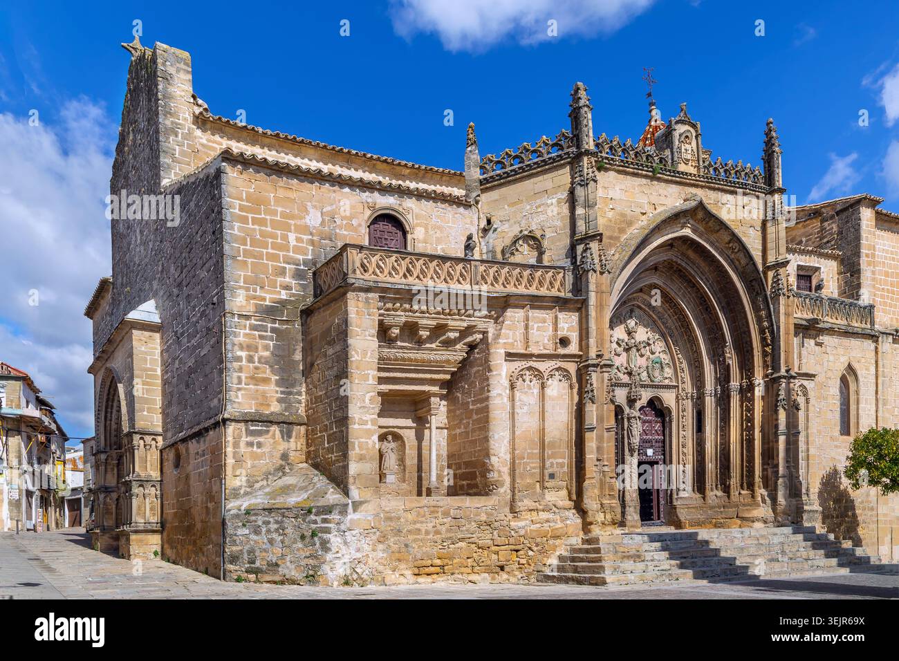 Portale della Chiesa di San Pablo a Ubeda, Spagna. Architettura medievale con dettagli gotici e romanici sotto il cielo nuvoloso di giorno Foto Stock
