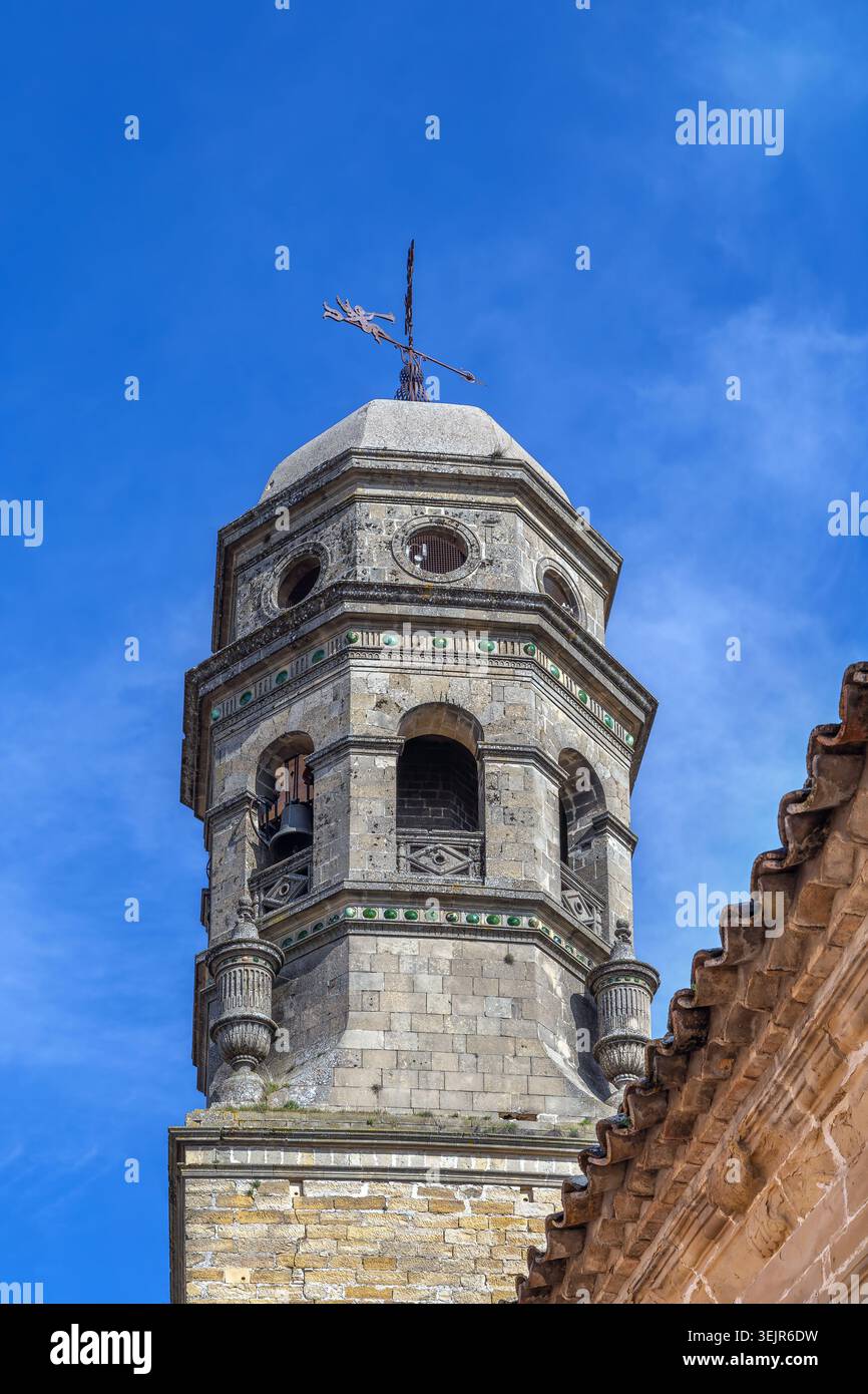 Campanile della cattedrale di Baeza nella provincia di Jaen, Spagna. Architettura rinascimentale e gotica sotto il cielo blu di giorno Foto Stock