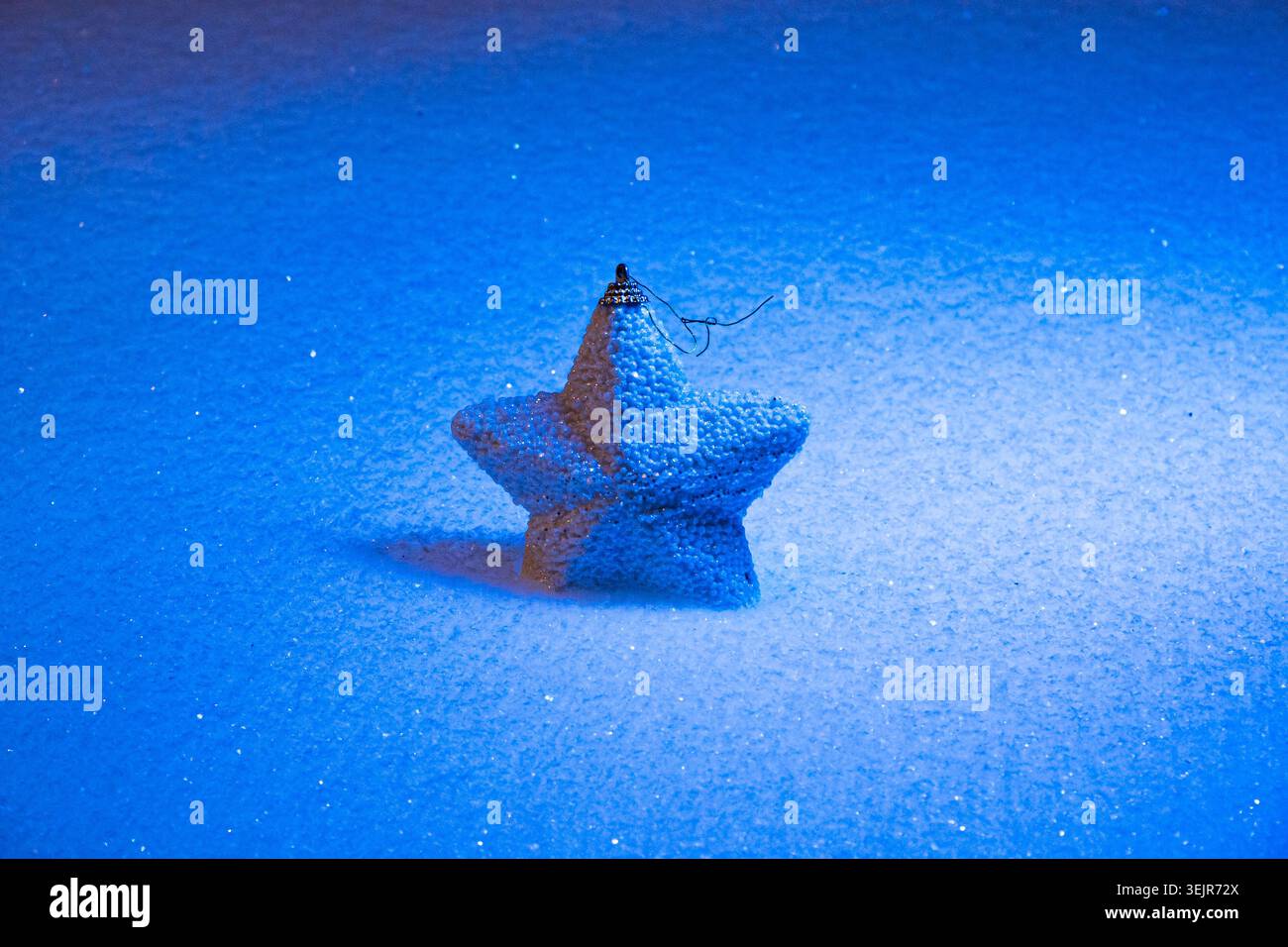 Decorazioni a stelle con luce invernale blu Foto Stock