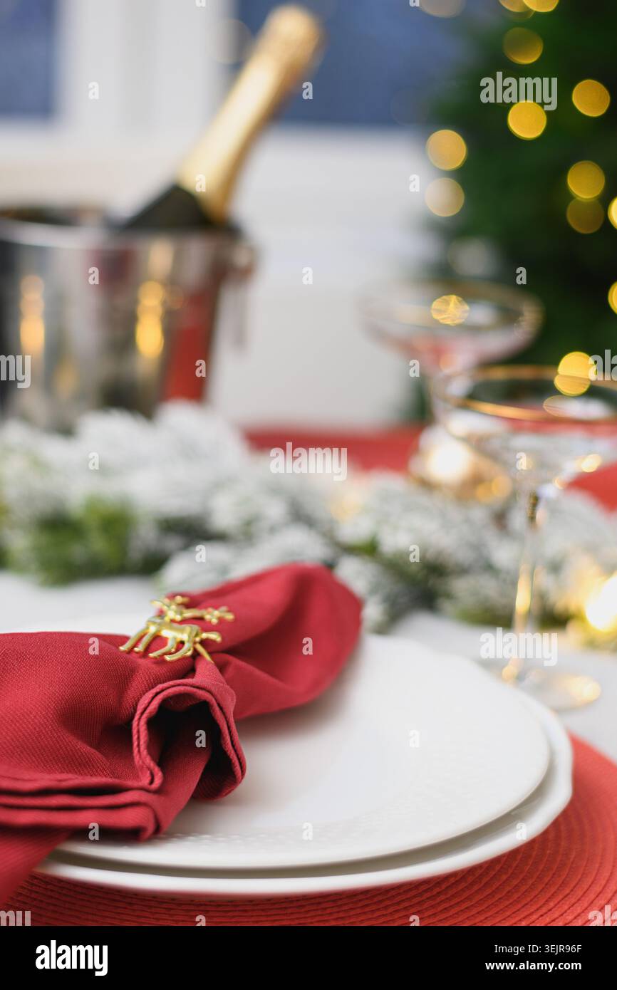 Tavolo di Natale, asciugamano rosso con anello d'oro. Cena o festa di Capodanno. Foto Stock