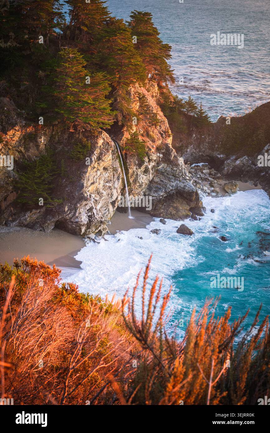 Paesaggio costiero del Pacifico di Big Sur McWay Falls, California, Stati Uniti Foto Stock