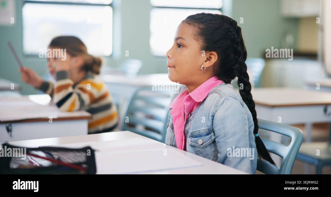 Bambini, apprendimento e lezione in classe, istruzione e ascolto degli insegnanti per lo sviluppo accademico. Scuola elementare, studenti e bambini con Foto Stock