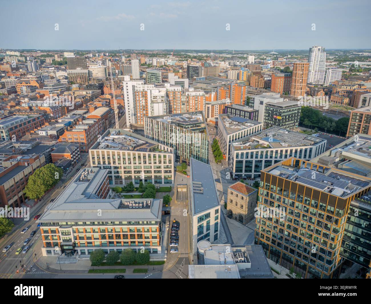 Centro città di Leeds, West Yorkshire, Inghilterra. Vista aerea che mostra lo skyline moderno della città, il distretto commerciale e i monumenti iconici. Foto Stock