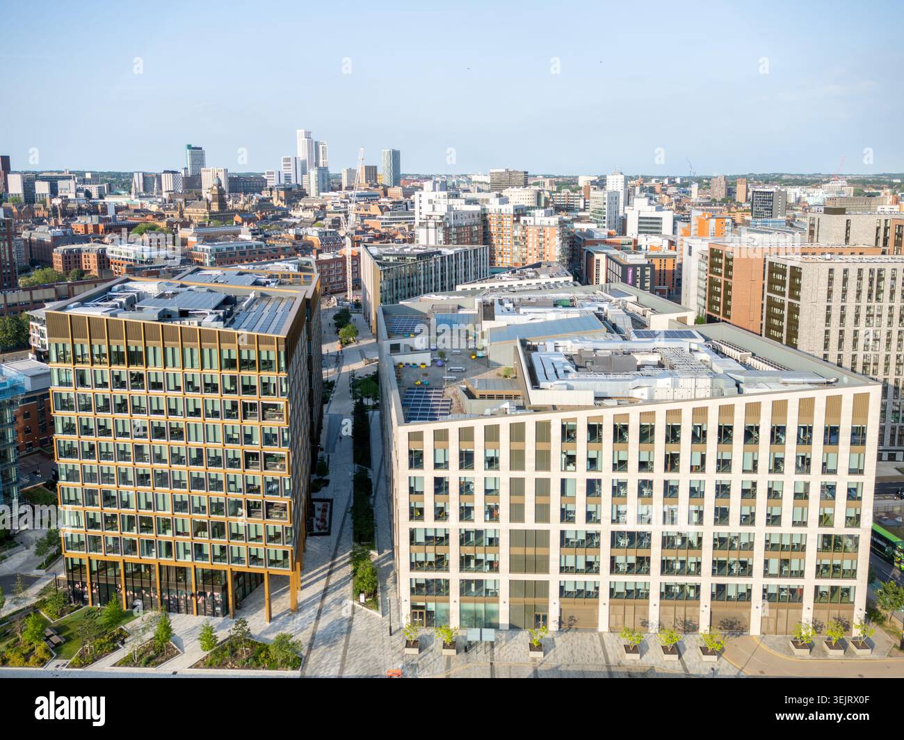 Centro città di Leeds, West Yorkshire, Inghilterra. Vista aerea che mostra lo skyline moderno della città, il distretto commerciale e i monumenti iconici. Foto Stock