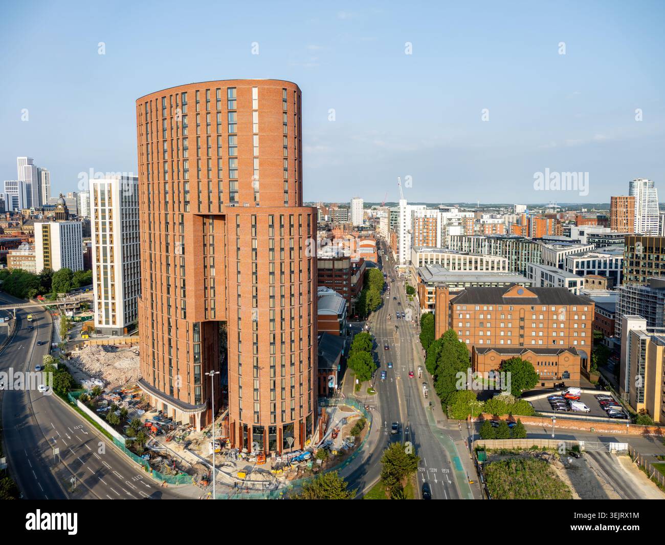 Centro città di Leeds, West Yorkshire, Inghilterra. Vista aerea che mostra lo skyline moderno della città, il distretto commerciale e i monumenti iconici. Foto Stock