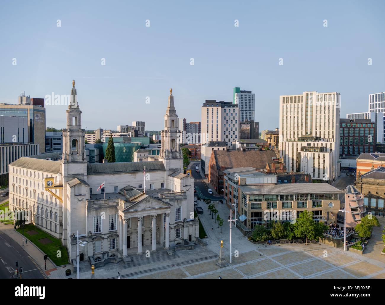 Leeds, West Yorkshire, Inghilterra. Vista a droni sul vivace centro città con architettura moderna e lo skyline dello Yorkshire. Foto Stock