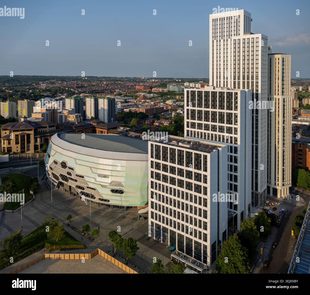 Leeds, West Yorkshire, Inghilterra. Vista a droni sul vivace centro città con architettura moderna e lo skyline dello Yorkshire. Foto Stock