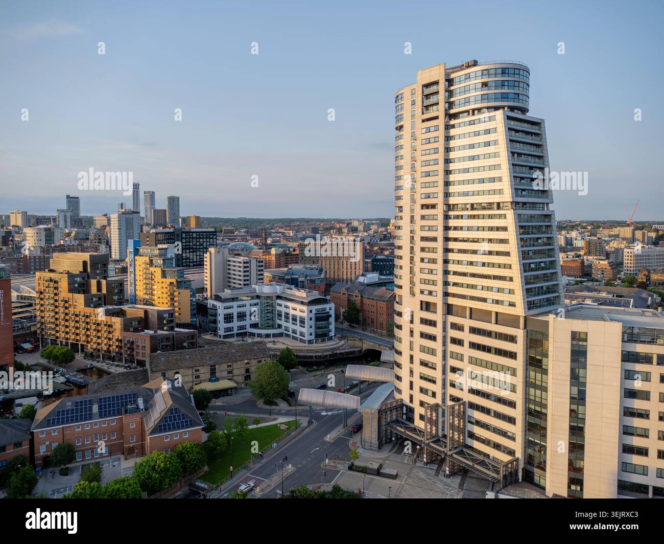 Leeds, West Yorkshire, Inghilterra. Vista a droni sul vivace centro città con architettura moderna e lo skyline dello Yorkshire. Foto Stock