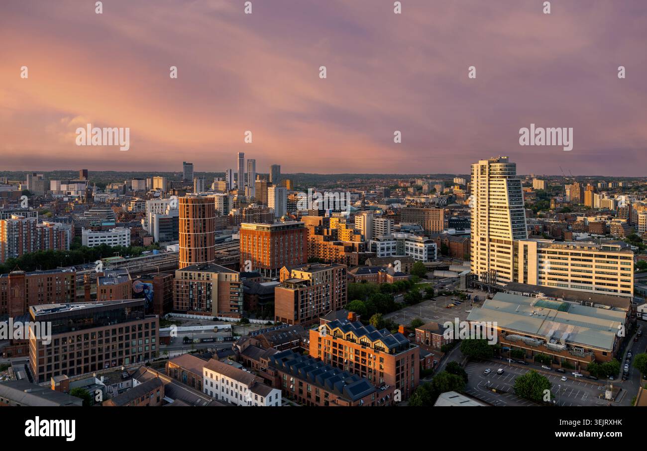 Centro città di Leeds, West Yorkshire, Inghilterra. Vista aerea con drone al tramonto che mostra lo skyline moderno della città nella calda luce serale. Foto Stock