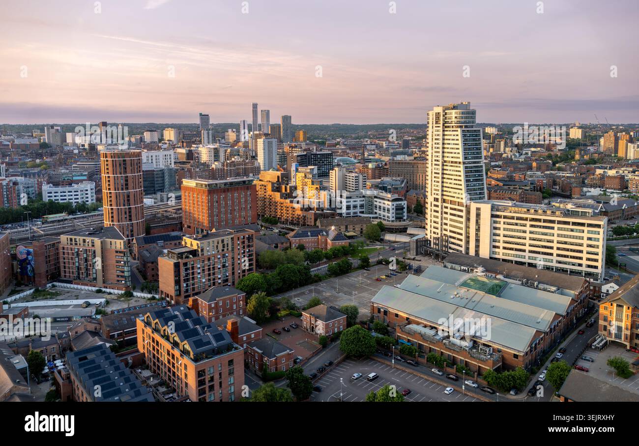 Centro città di Leeds, West Yorkshire, Inghilterra. Vista aerea con drone al tramonto che mostra lo skyline moderno della città nella calda luce serale. Foto Stock