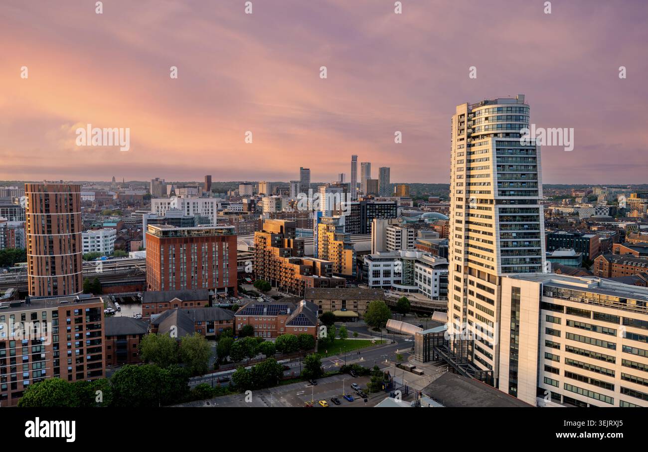 Centro città di Leeds, West Yorkshire, Inghilterra. Vista aerea con drone al tramonto che mostra lo skyline moderno della città nella calda luce serale. Foto Stock