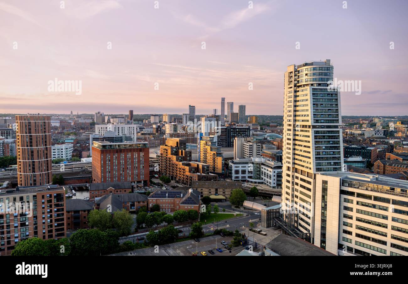 Centro città di Leeds, West Yorkshire, Inghilterra. Vista aerea con drone al tramonto che mostra lo skyline moderno della città nella calda luce serale. Foto Stock