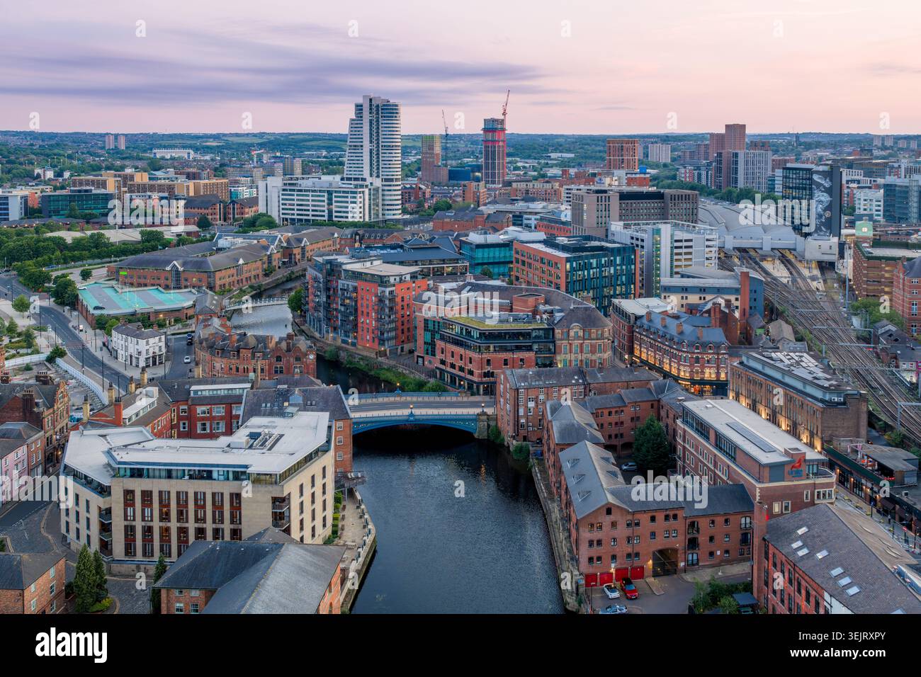 Centro città di Leeds, West Yorkshire, Inghilterra. Veduta aerea panoramica del cuore commerciale fiorente dello Yorkshire. Foto Stock