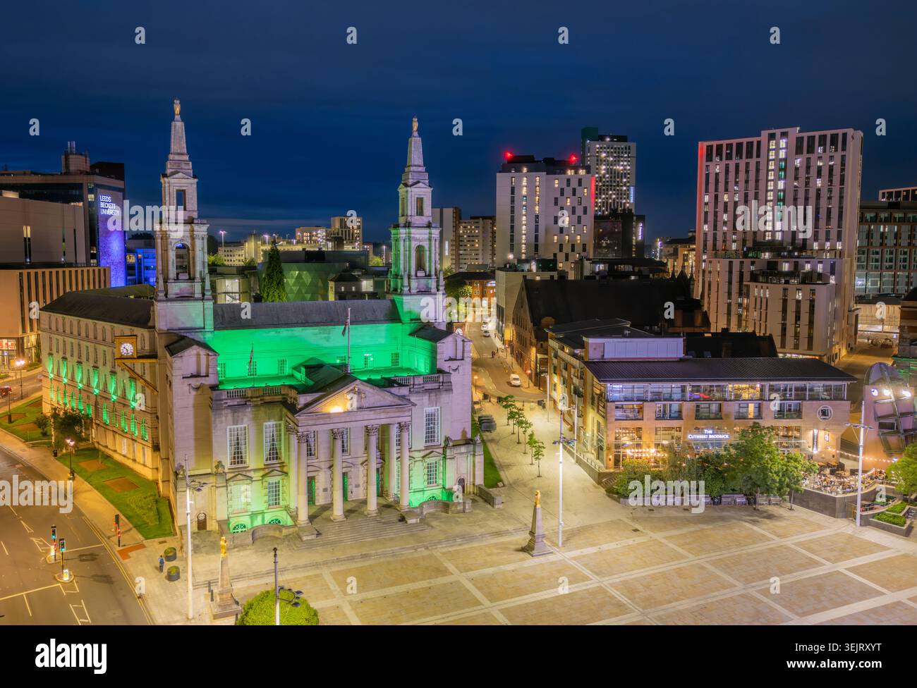 Centro città di Leeds di notte, West Yorkshire, Inghilterra. Veduta aerea che mostra la Sala Civica di Leeds illuminata sopra lo skyline della città. Foto Stock