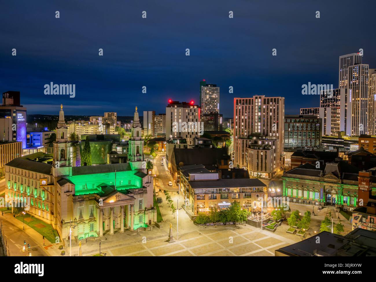 Centro città di Leeds di notte, West Yorkshire, Inghilterra. Veduta aerea che mostra la Sala Civica di Leeds illuminata sopra lo skyline della città. Foto Stock