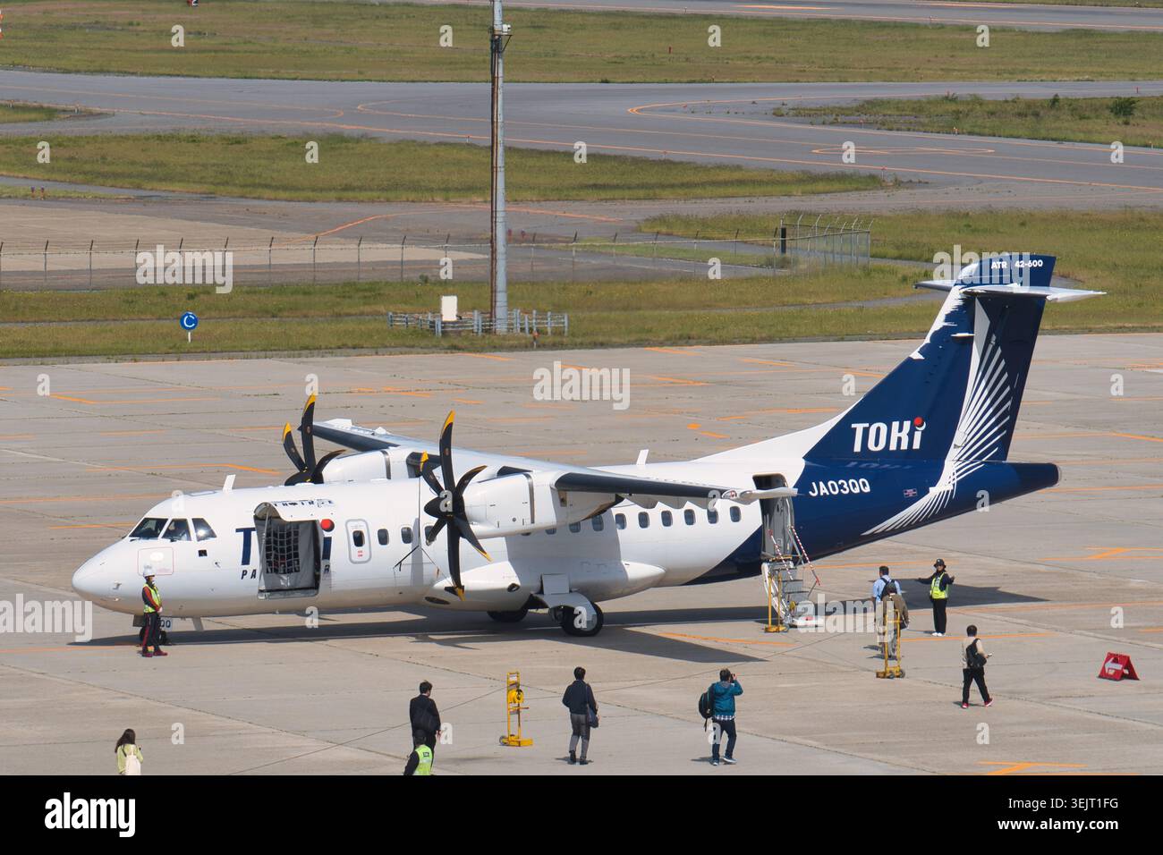 Toki Air ATR 42-600 (JA03QQ) parcheggiato sul grembiule Foto Stock