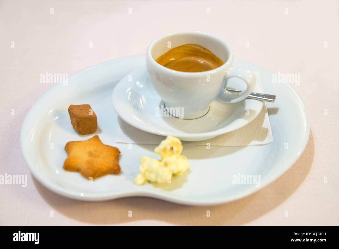Tazza di caffè con biscotti assortiti. Foto Stock
