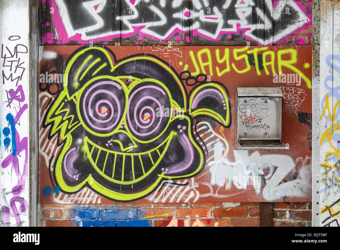 Graffiti nel quartiere Konepaja del quartiere di Vallila a Helsinki, Finlandia Foto Stock