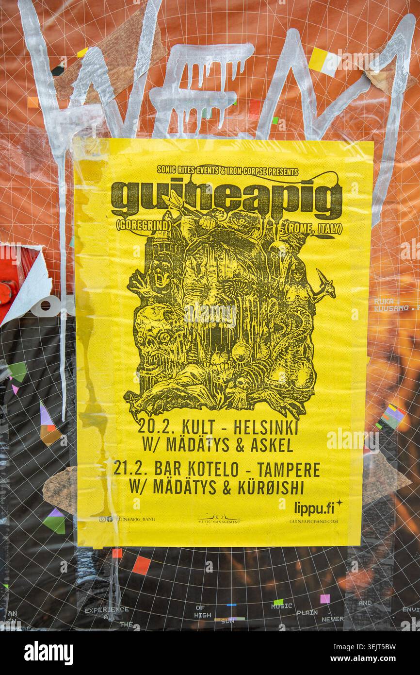 Manifesto giallo di una band goregrind italiana Guineapig a Helsinki, Finlandia Foto Stock