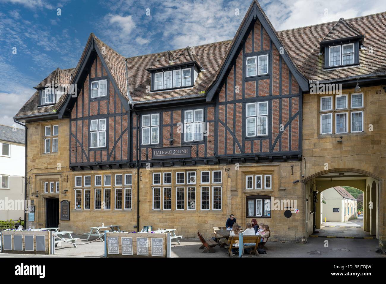 Half Moon Hotel - Public House - a Marston's Inn - Half Moon Street, Sherborne, Somerset, Inghilterra, Regno Unito Foto Stock