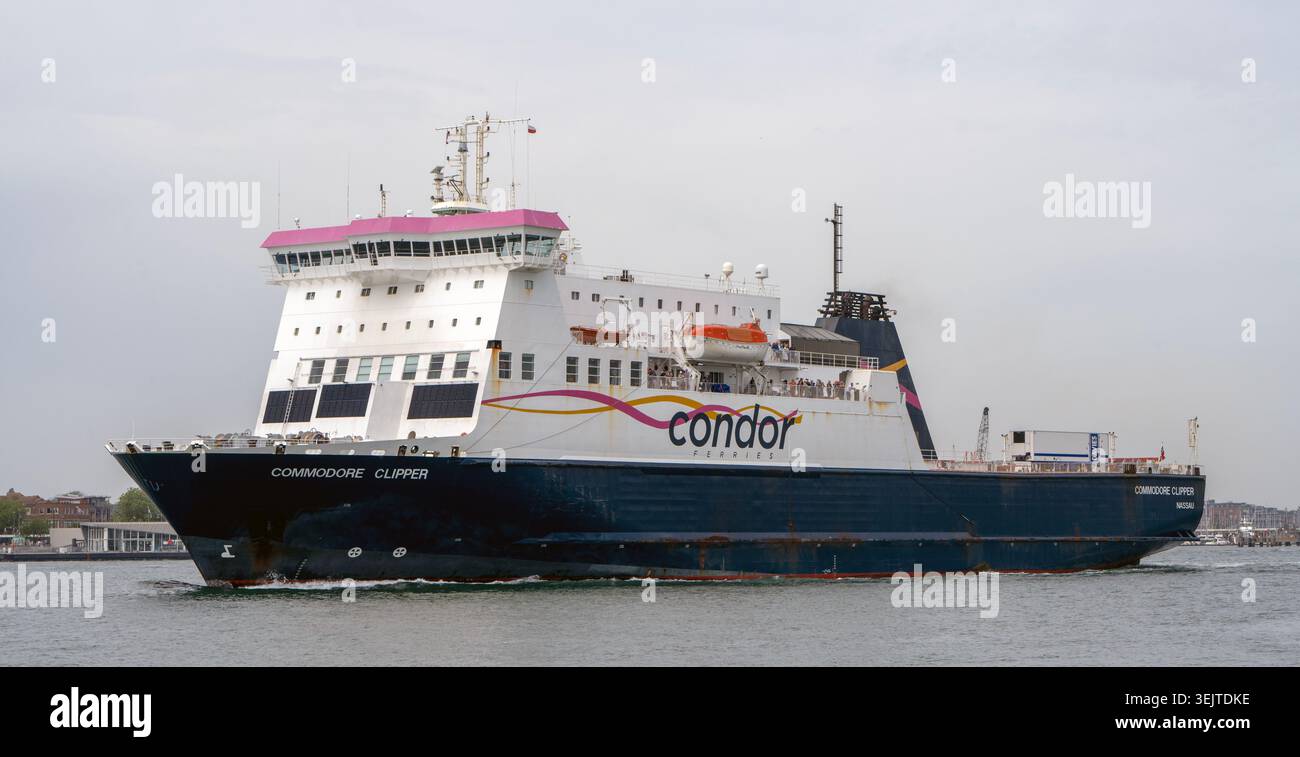 Commodore Clipper, una nave cargo roll-on/roll-off operata da ⁠Condor Ferries in partenza da Portsmouth, Hampshire, Inghilterra, Regno Unito Foto Stock